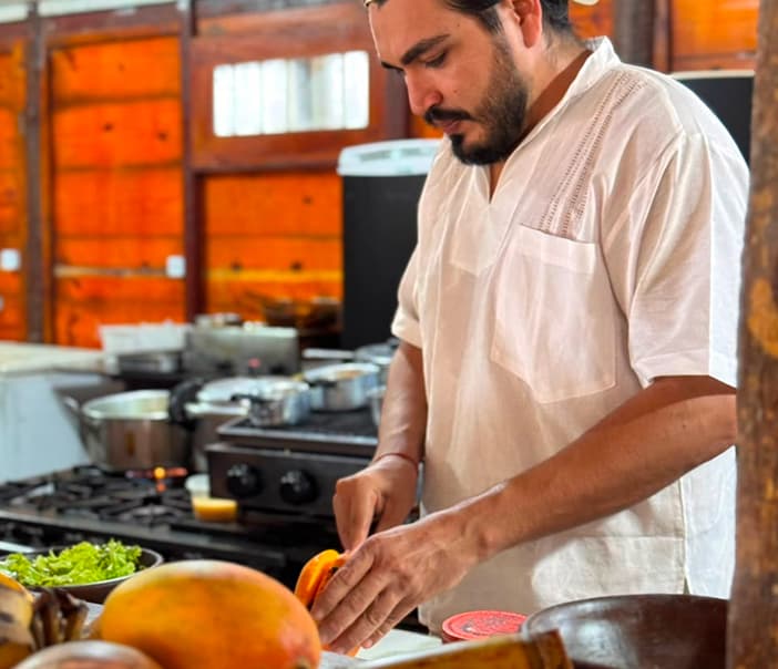 Garçom atendendo uma mesa no Terral Gastronomia, restaurante à beira-mar na Barrinha de Baixo, Ceará